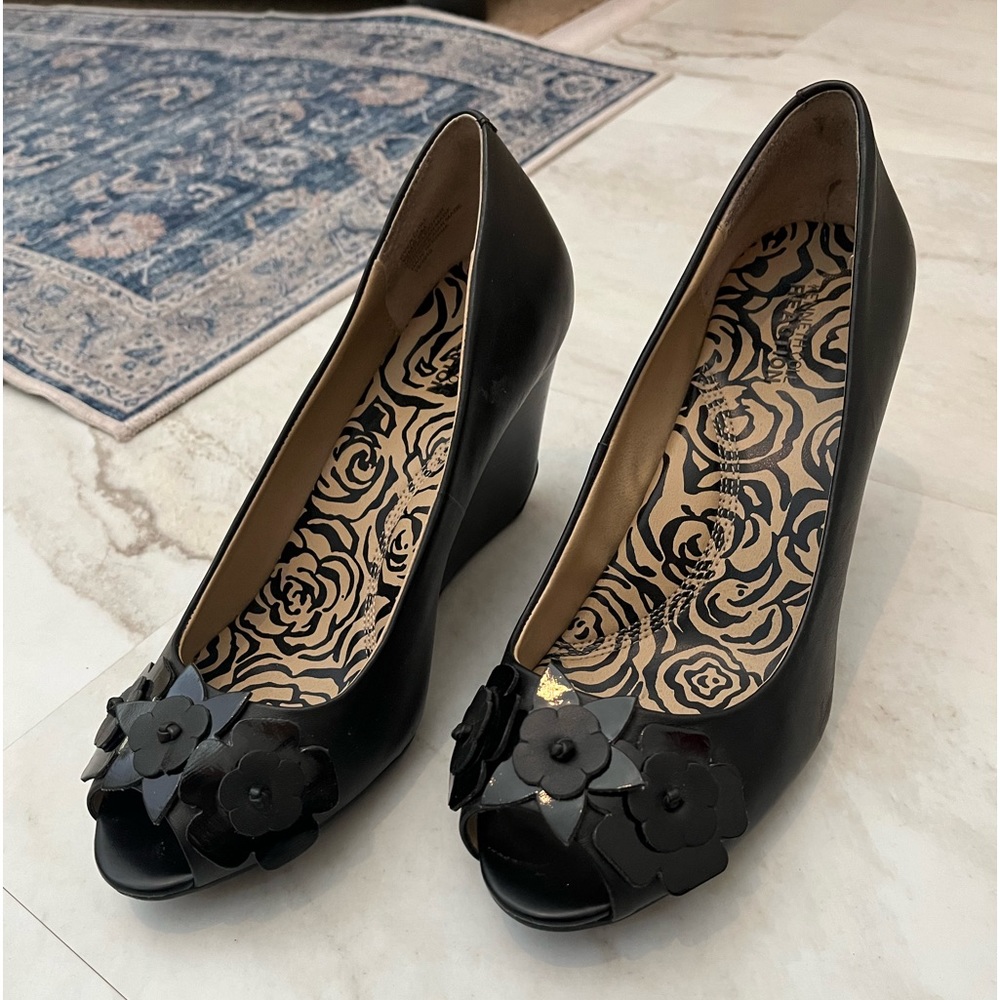 Kenneth Cole Reaction black leather open-toe wedges size 9